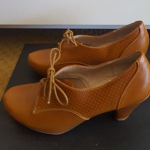 Modcloth Maytal Chelsea Crew oxford heels Sz 6.5/7